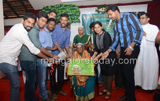 Saalumarada Thimmakka releases ‘Hasiru Thorana’ in Mangaluru 4